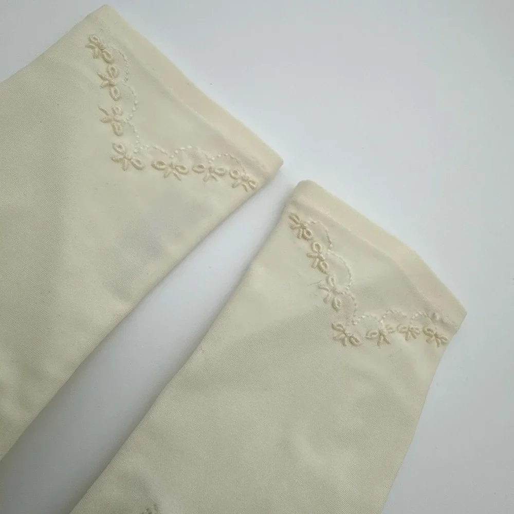 Vintage 1960s 1970s ARIS Hands Beautiful Ivory Dress Gloves Embroidered One Size